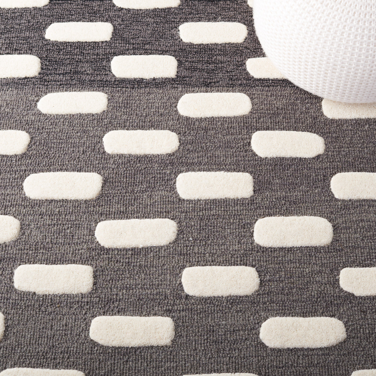 Safavieh Metro Met882Z Black/Ivory Rug.