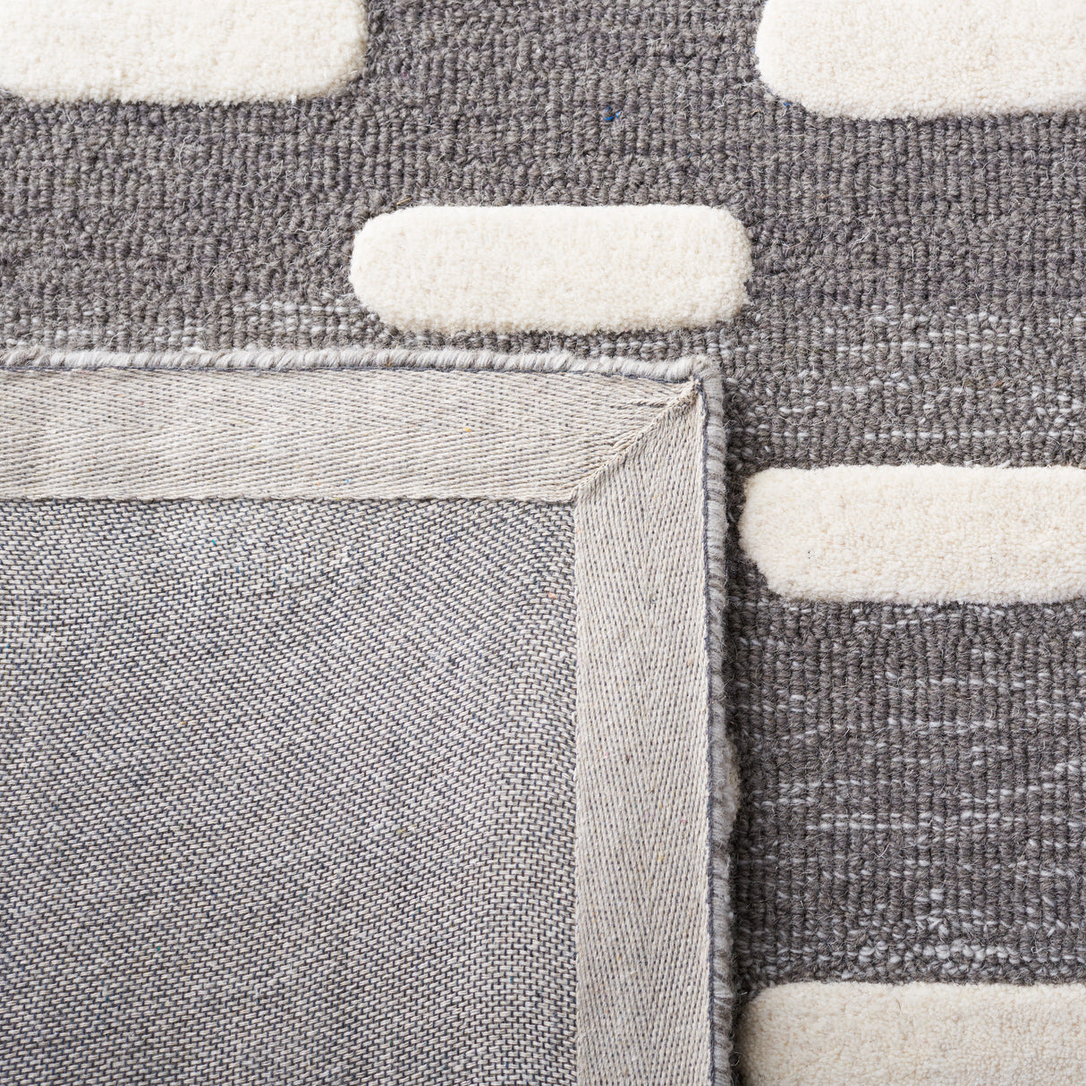 Safavieh Metro Met882Z Black/Ivory Rug.