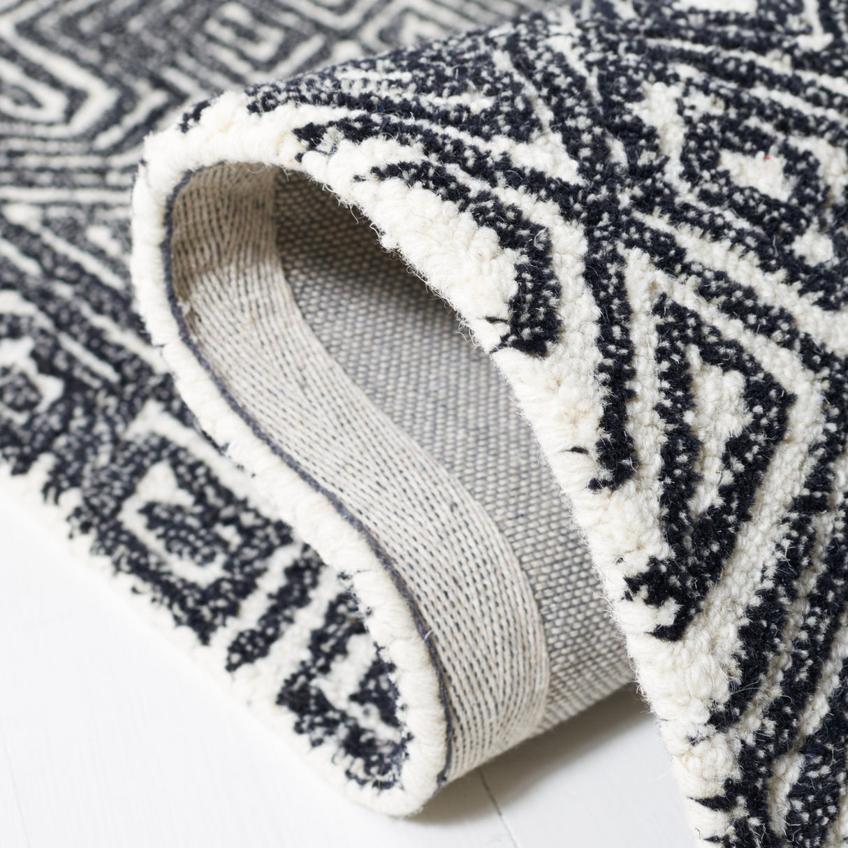 Safavieh Micro-Loop Mlp956Z Ivory/Black Rug.