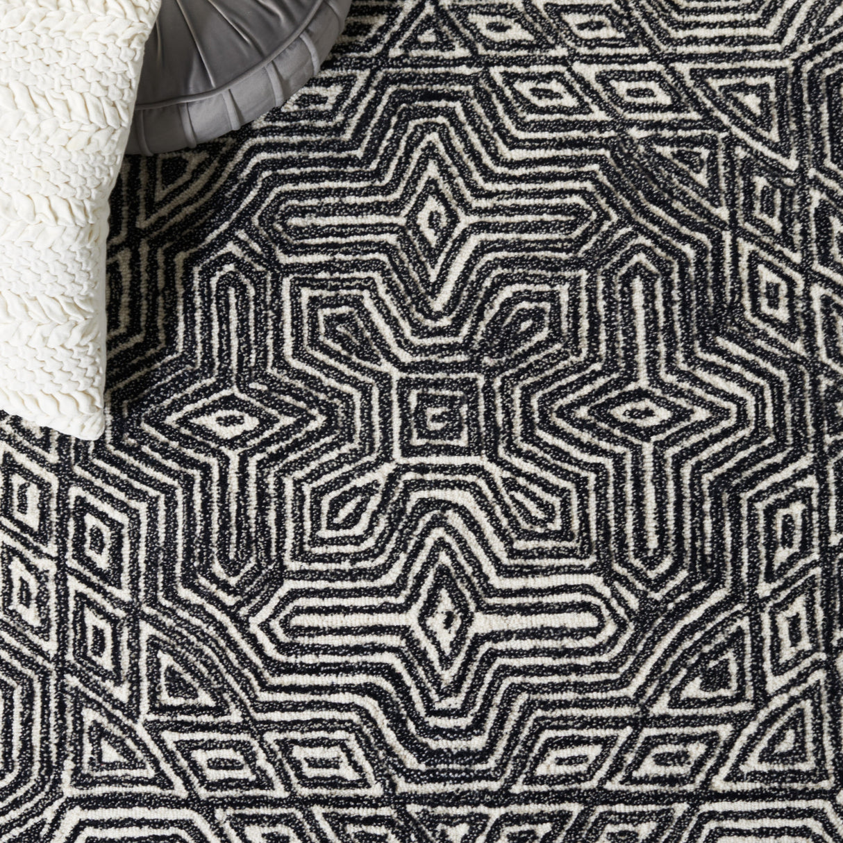 Safavieh Micro-Loop Mlp956Z Ivory/Black Rug.