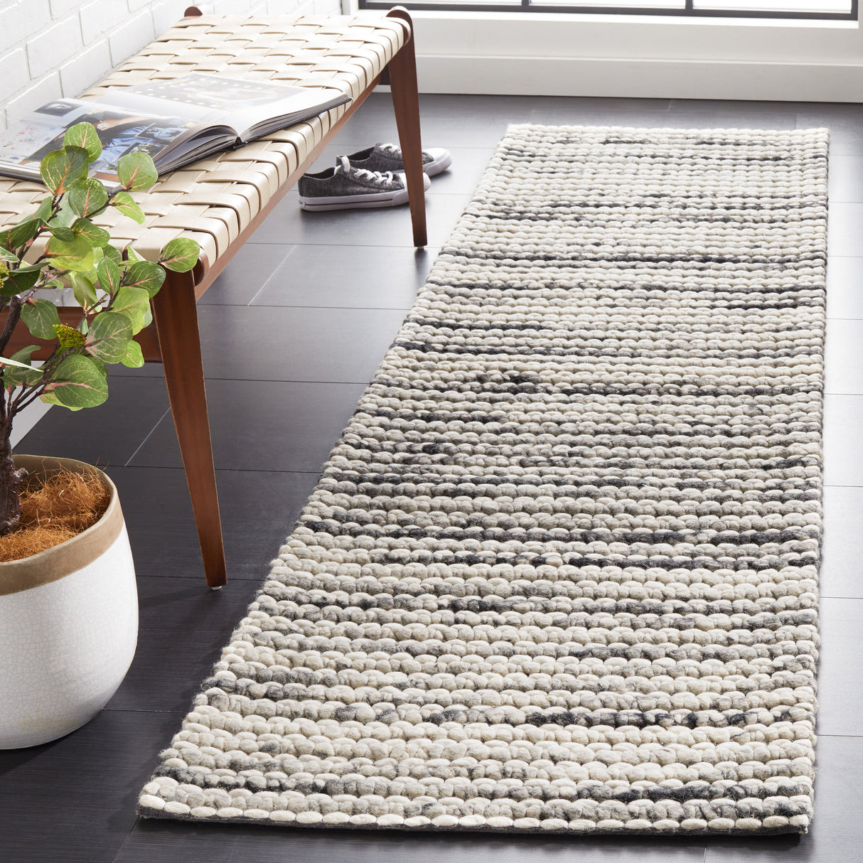 Safavieh Marbella Mrb205Z Black/Ivory Rug.
