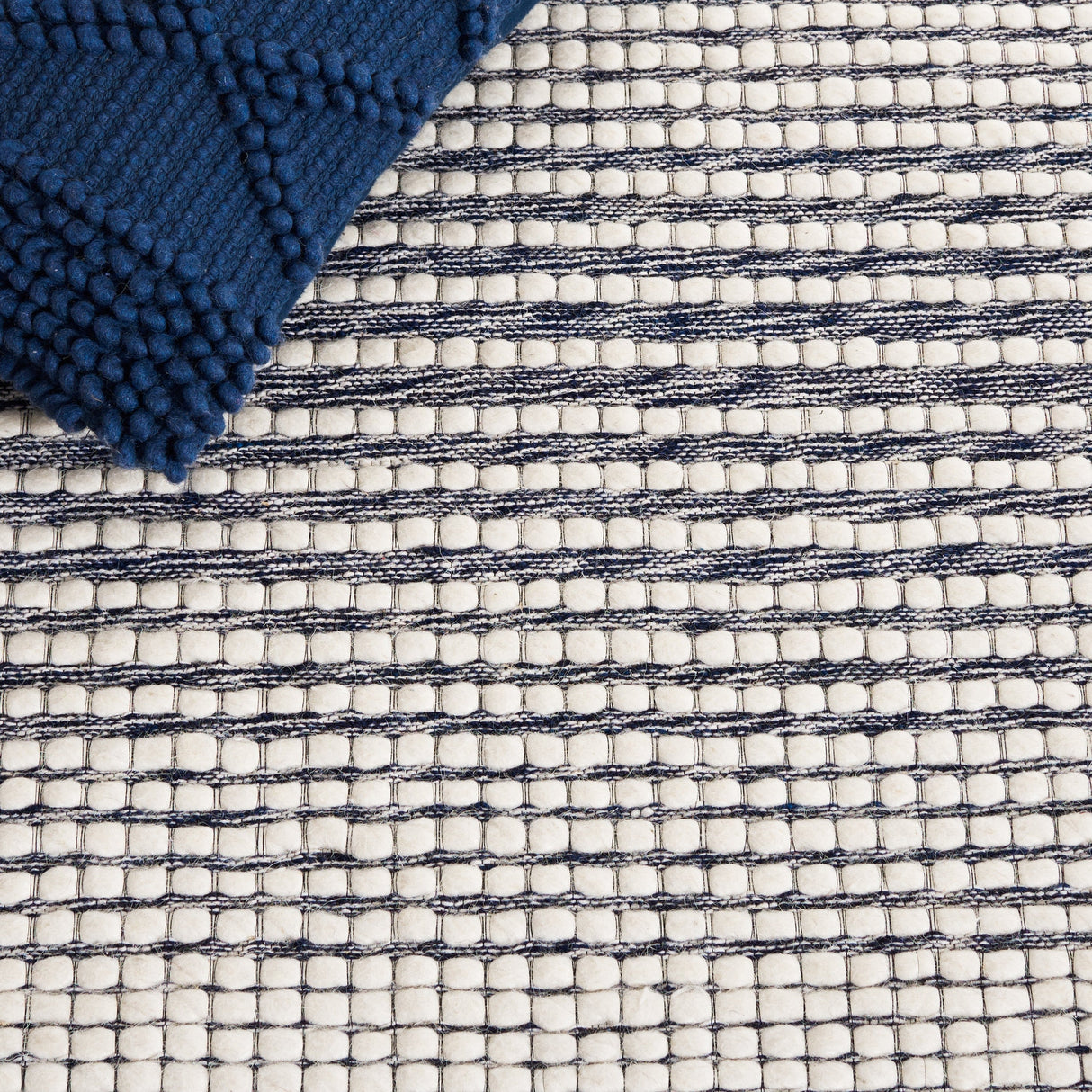 Safavieh Marbella Mrb208N Ivory/Navy Rug.