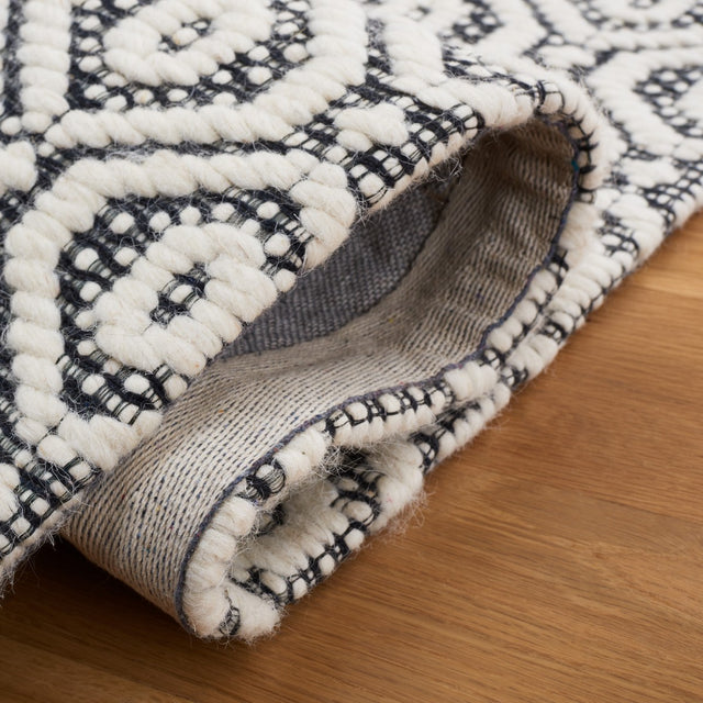 Safavieh Marbella Mrb325Z Black/Ivory Rug.