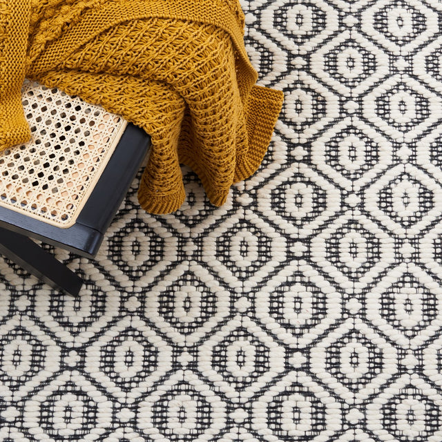 Safavieh Marbella Mrb325Z Black/Ivory Rug.