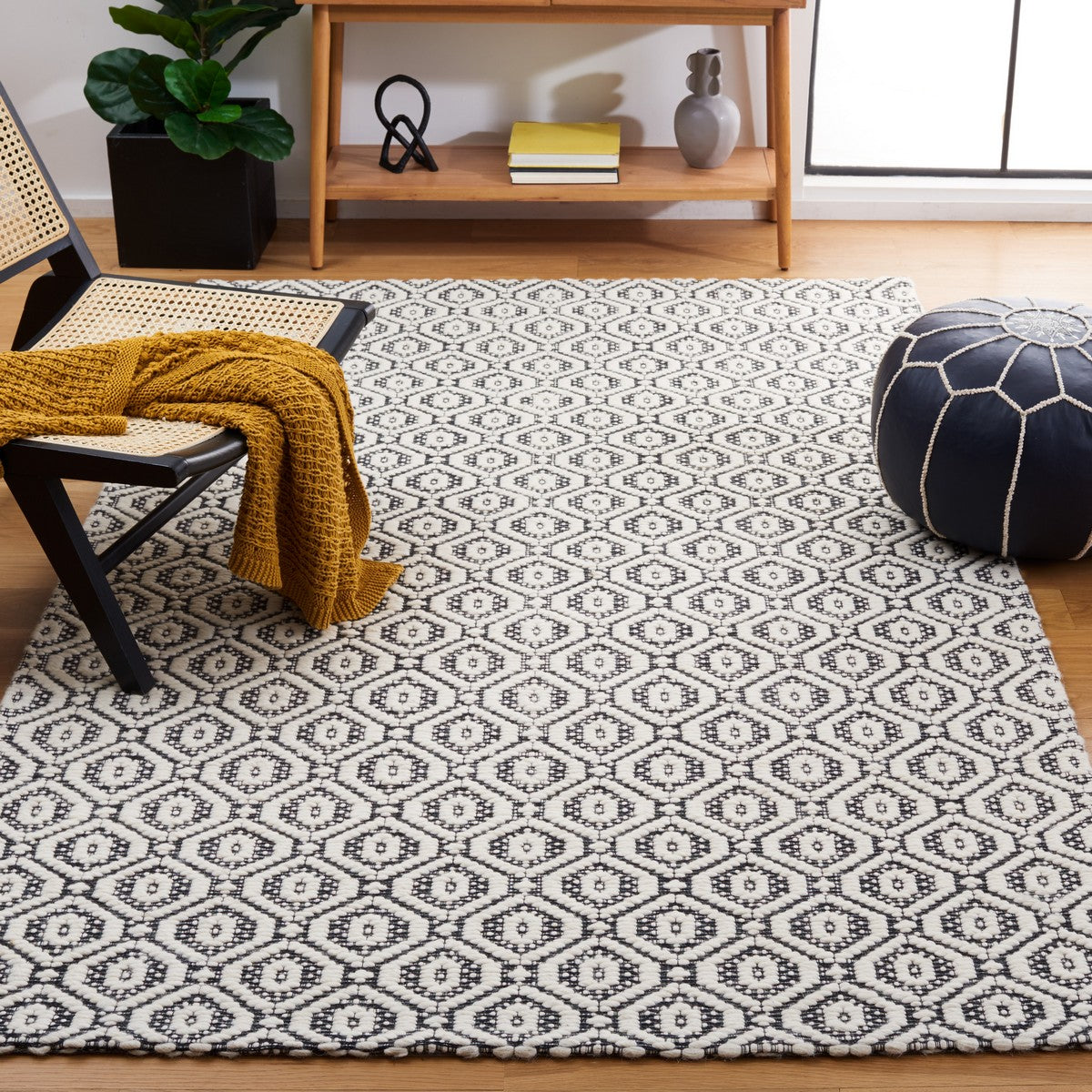 Safavieh Marbella Mrb325Z Black/Ivory Rug.