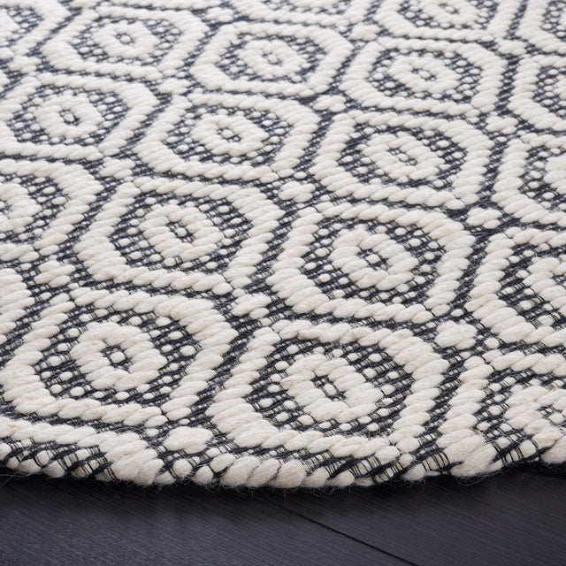 Safavieh Marbella Mrb325Z Black/Ivory Rug.