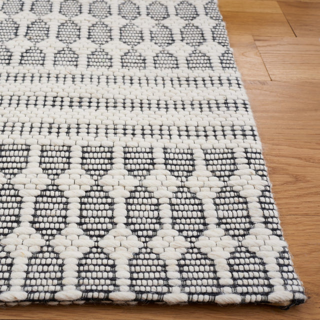 Safavieh Marbella Mrb327Z Black/Ivory Rug.