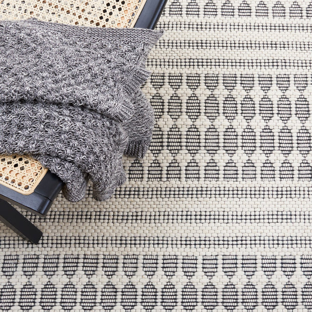 Safavieh Marbella Mrb327Z Black/Ivory Rug.