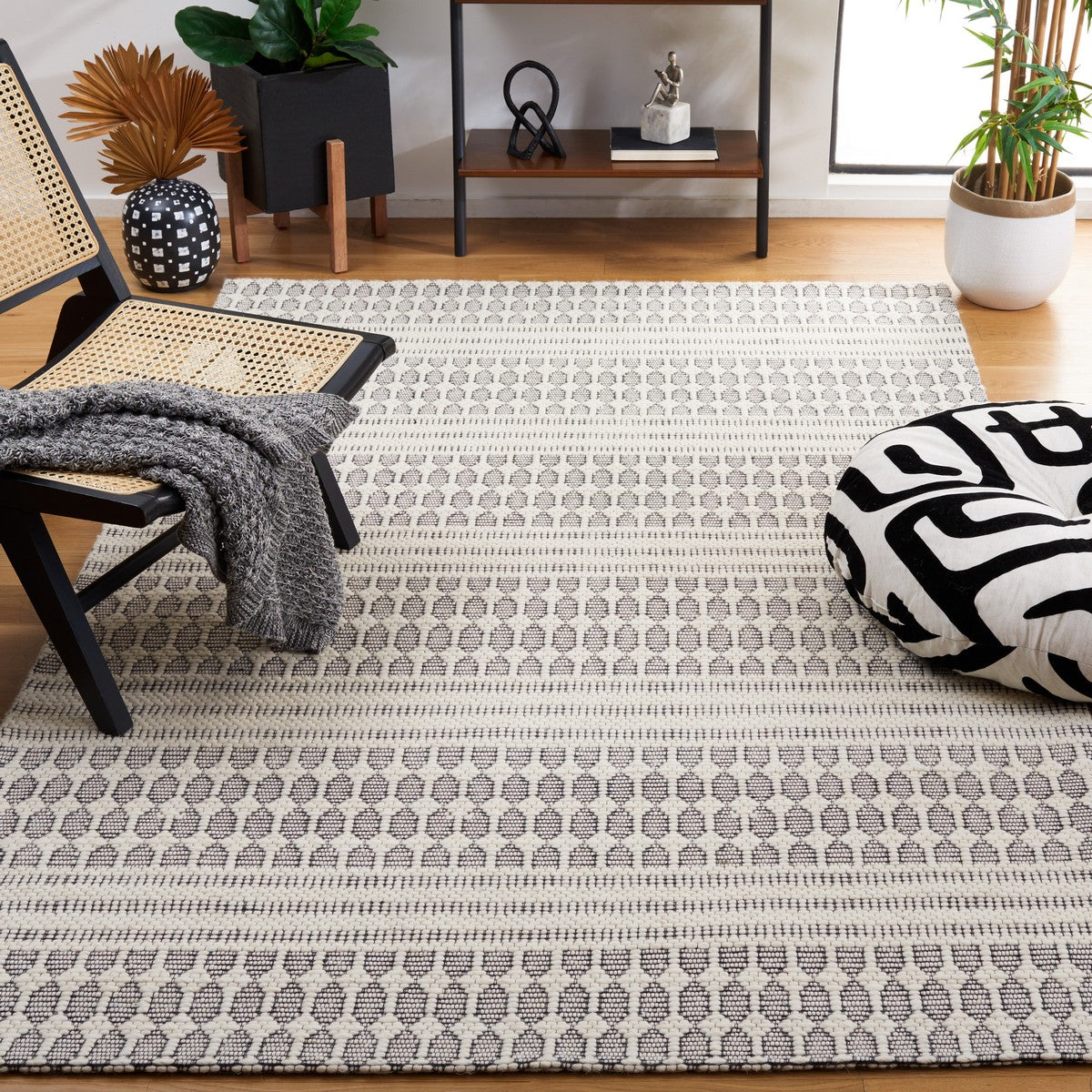 Safavieh Marbella Mrb327Z Black/Ivory Rug.