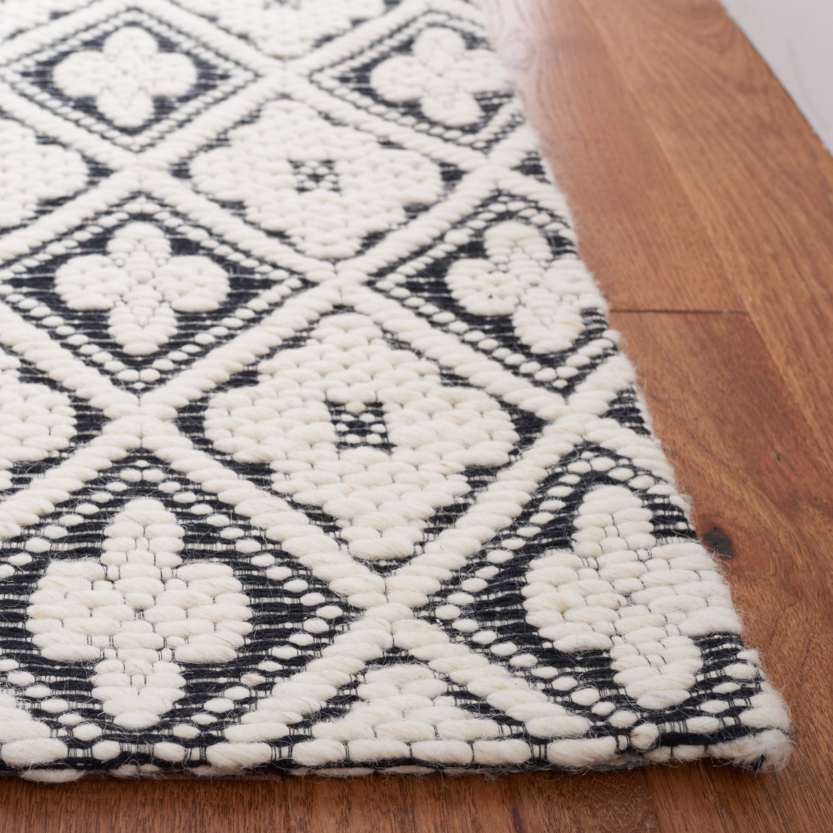 Safavieh Marbella Mrb328Z Black/Ivory Rug.