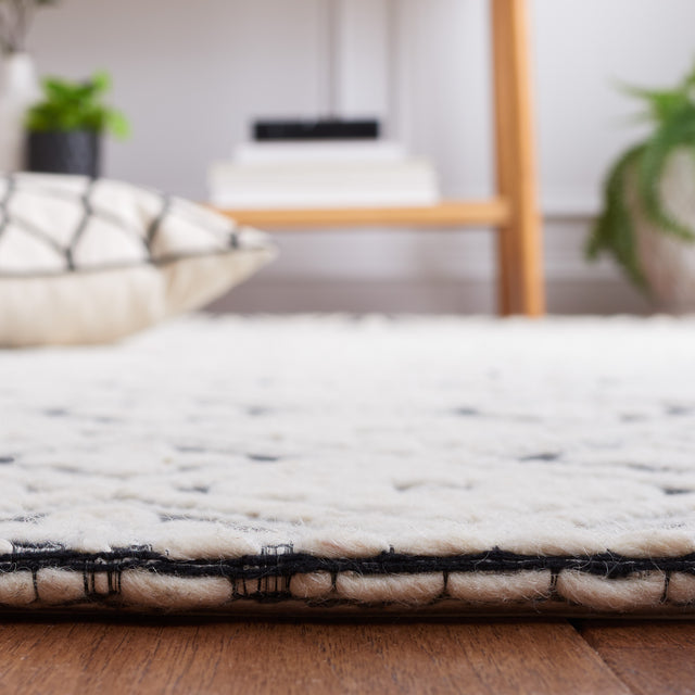 Safavieh Marbella Mrb328Z Black/Ivory Rug.