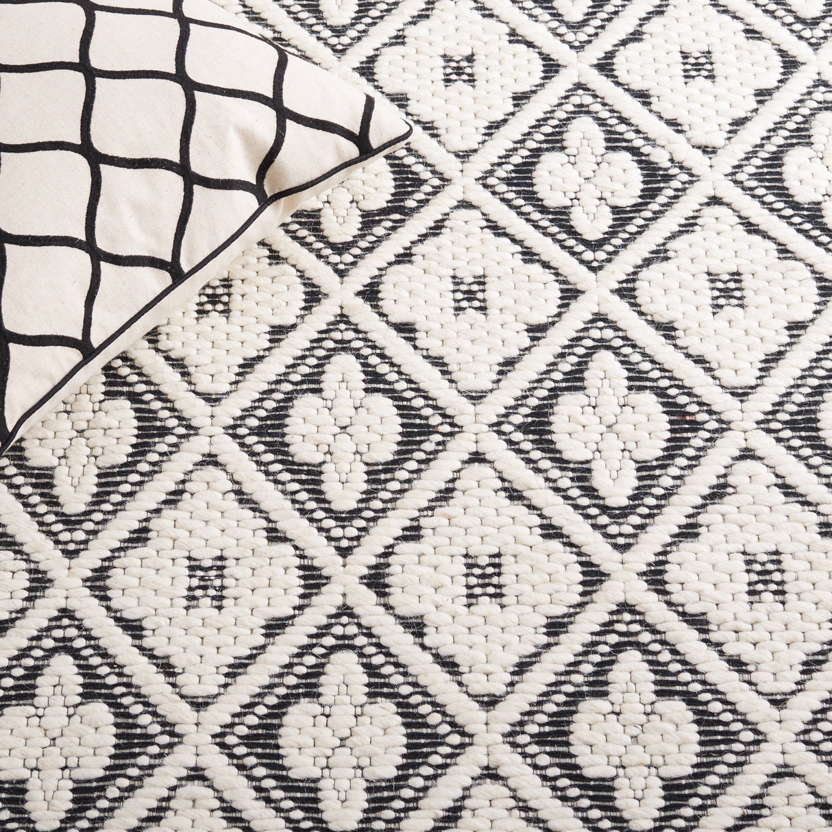 Safavieh Marbella Mrb328Z Black/Ivory Rug.