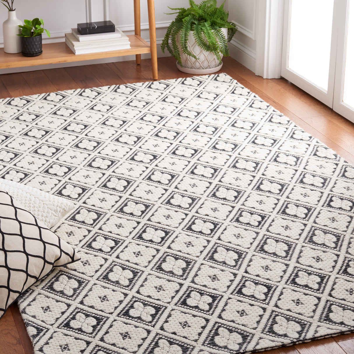 Safavieh Marbella Mrb328Z Black/Ivory Rug.