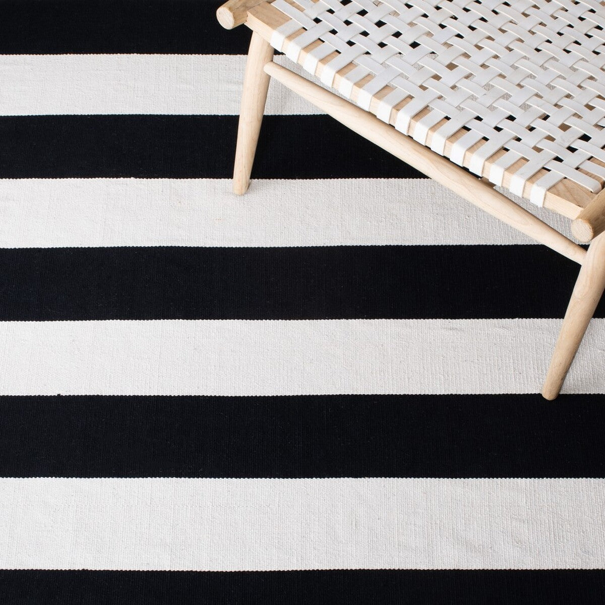 Safavieh Montauk Mtk712D Black / White Rugs