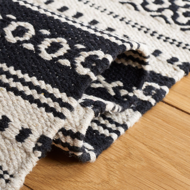 Safavieh Montauk Mtk726Z Black/Ivory Rug.