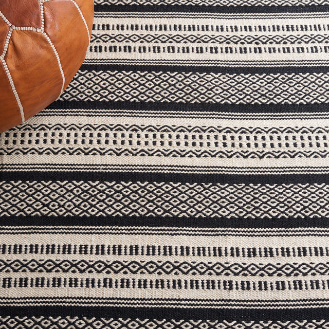 Safavieh Montauk Mtk728Z Black/Ivory Rug.