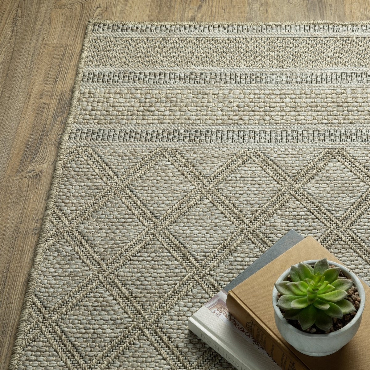 Oriental Weavers Sphinx Tortuga Tr10A Beige/ Black Rug.