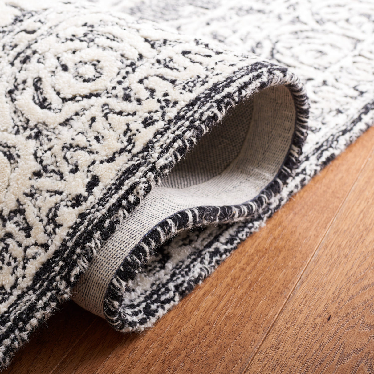 Safavieh Precious Pre305Z Black/Ivory Rug.