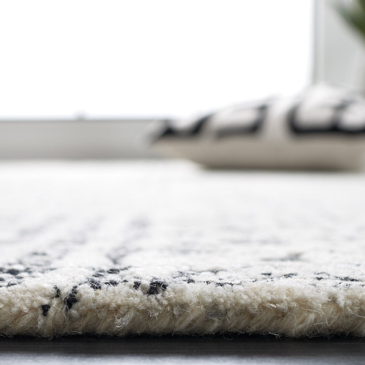Safavieh Abstract Abt225Z Black/Ivory Rug.