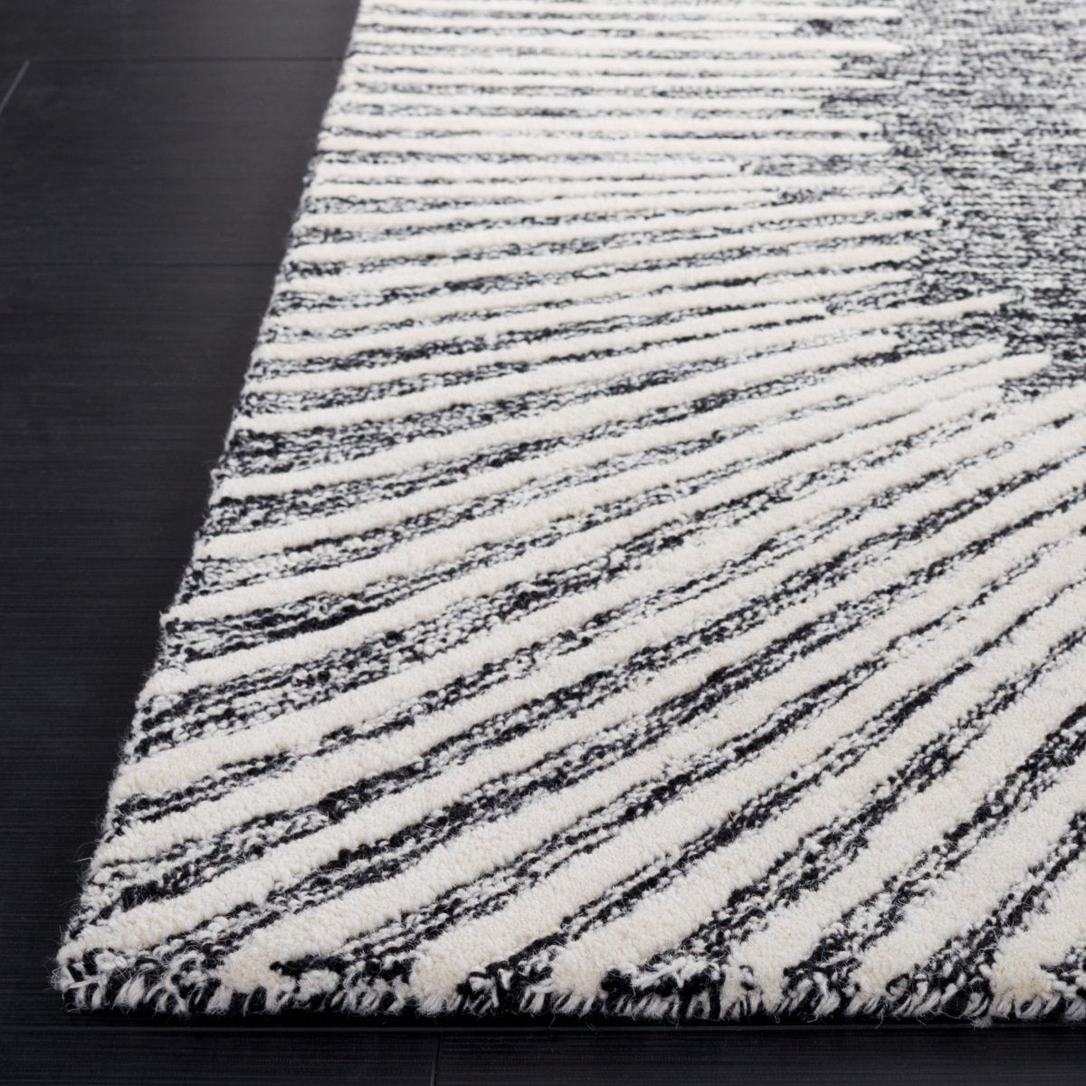 Safavieh Abstract Abt478Z Black/Ivory Rug.