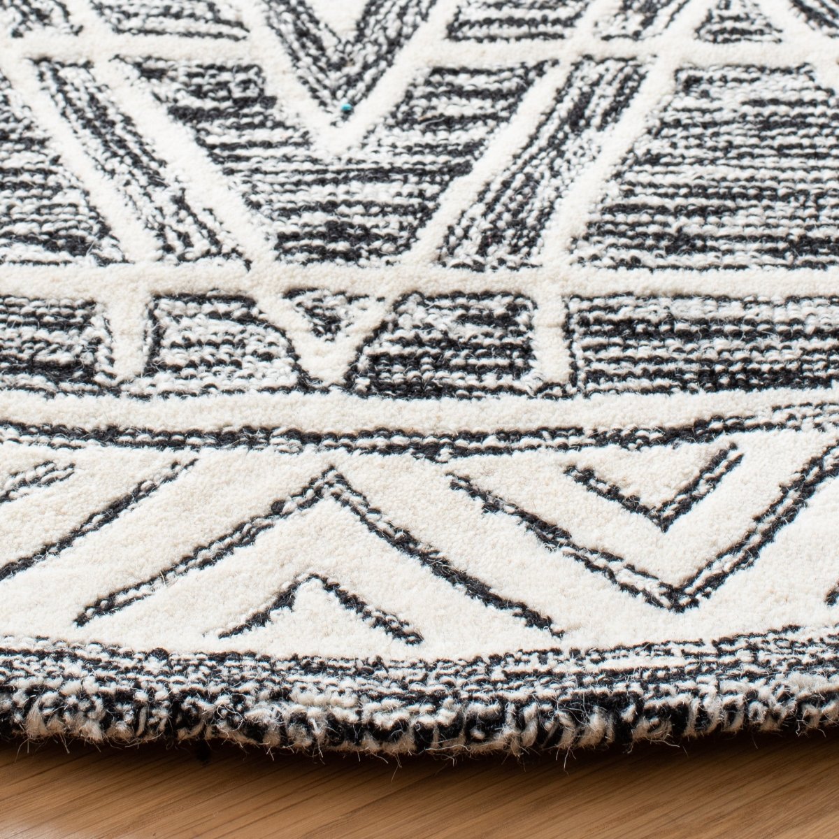 Safavieh Abstract Abt558A Ivory/Black Rug.