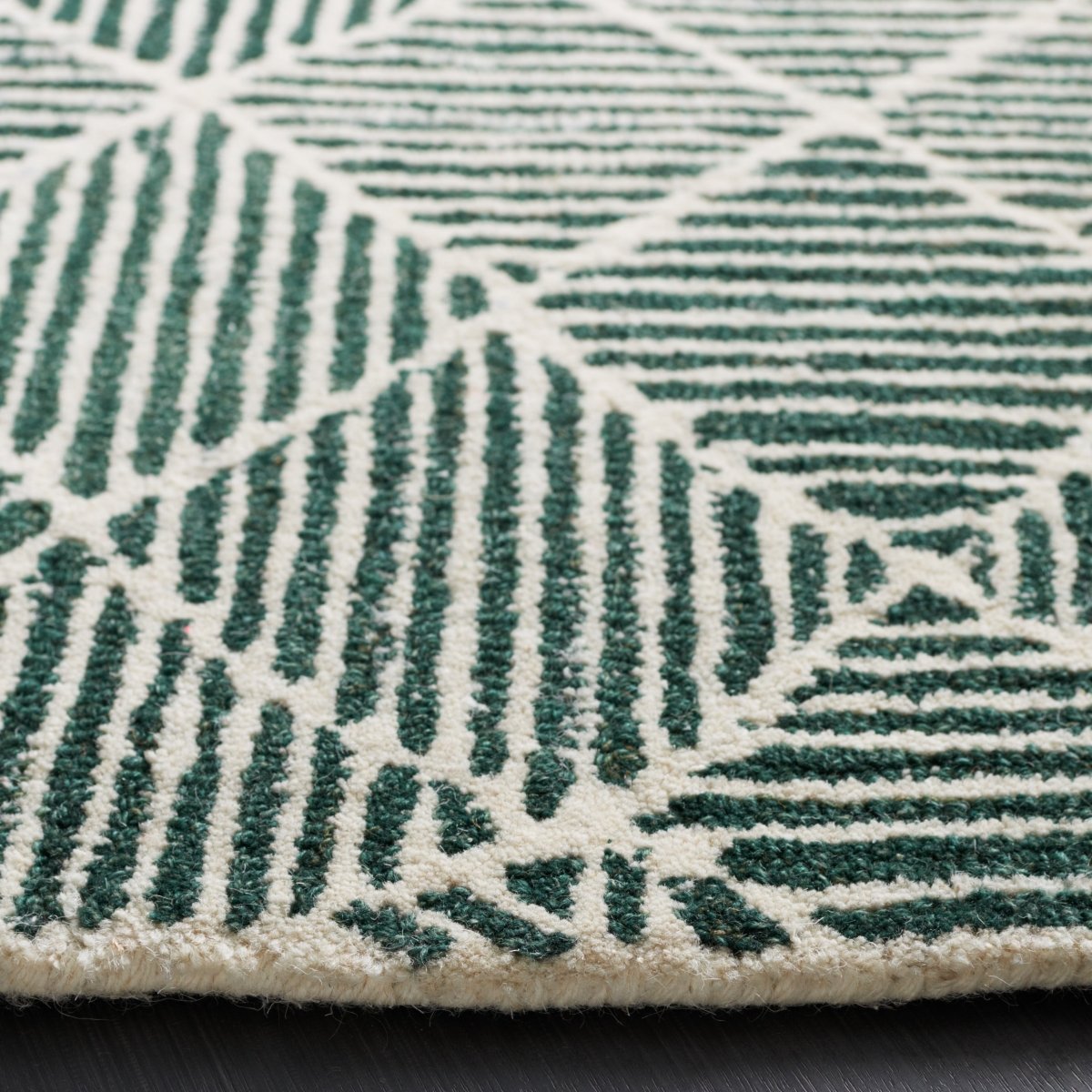 Safavieh Abstract Abt763W Dark Green/Ivory Rug.