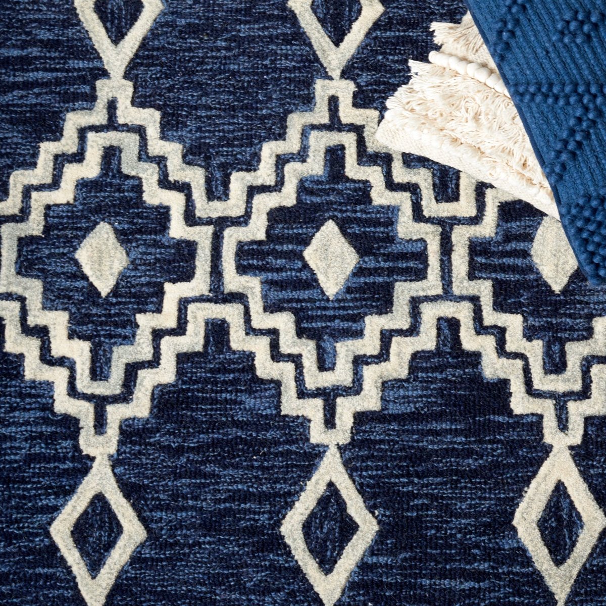 Safavieh Abstract Abt851N Navy/Ivory Rugs.
