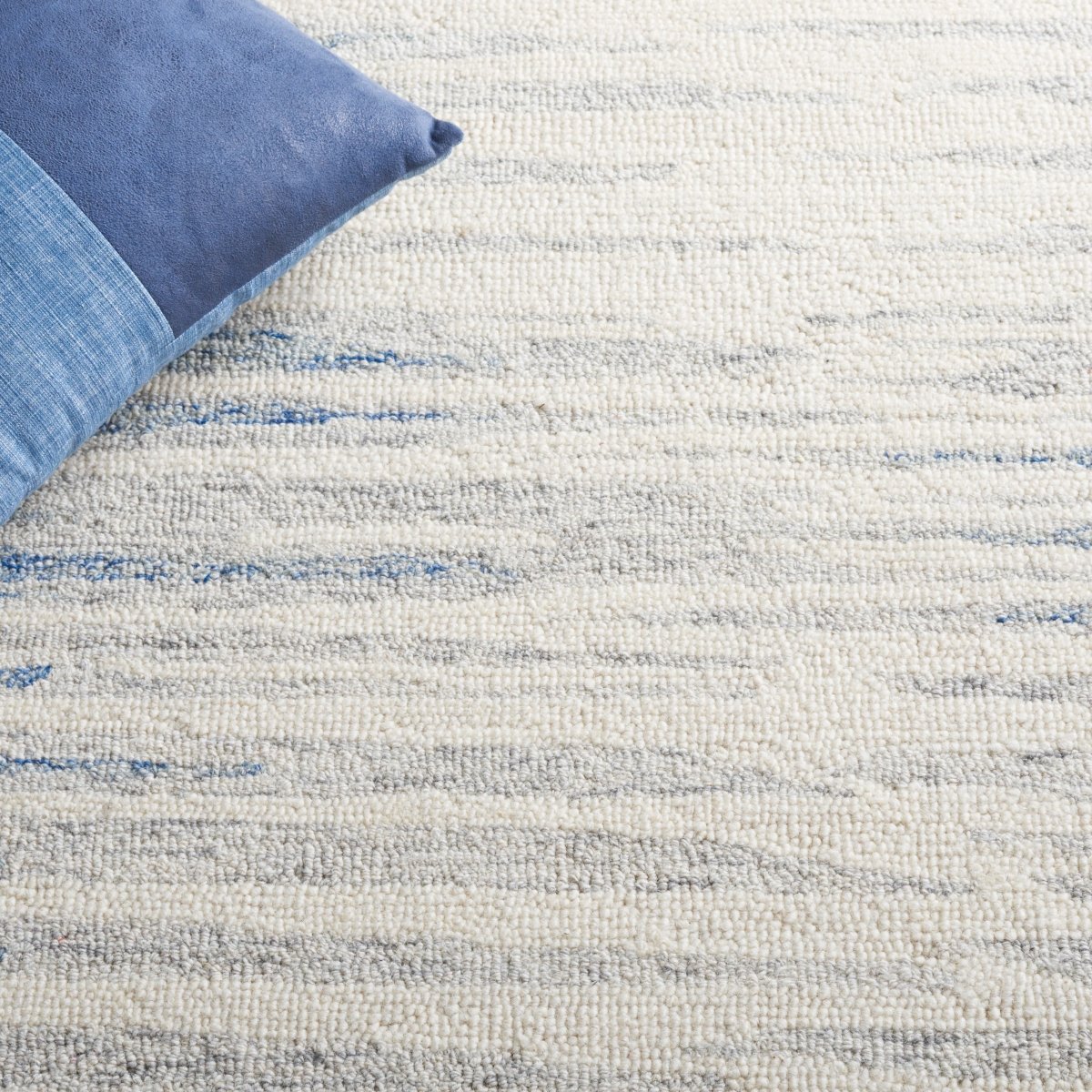 Safavieh Abstract Abt926M Ivory/Dark Blue Rug.