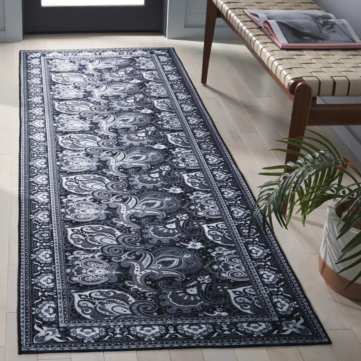 Safavieh Arizona 2'-6" x 8'-0" Rug in Black / Grey