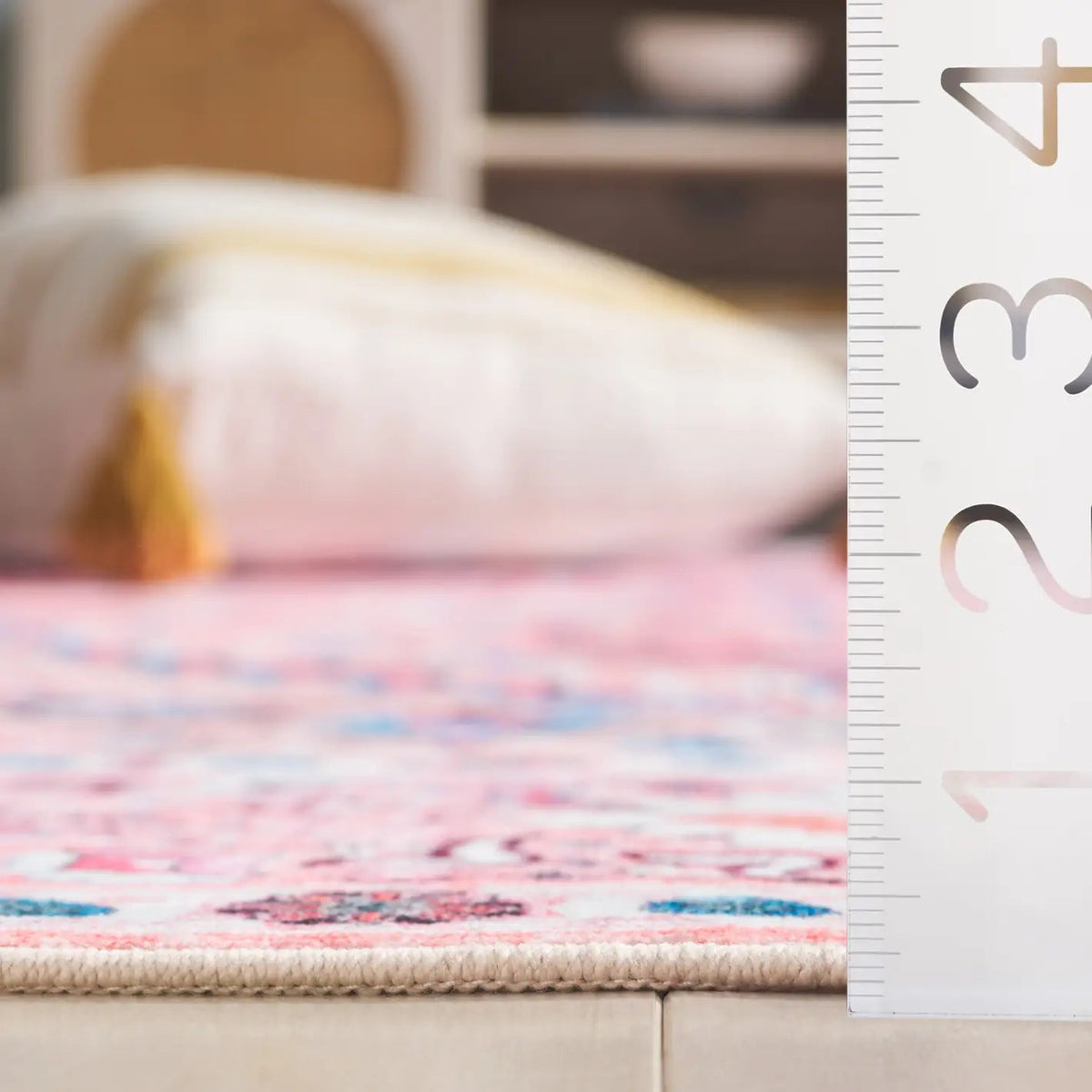 Safavieh Arizona 4'-0" x 6'-0" Rug in Beige / Pink