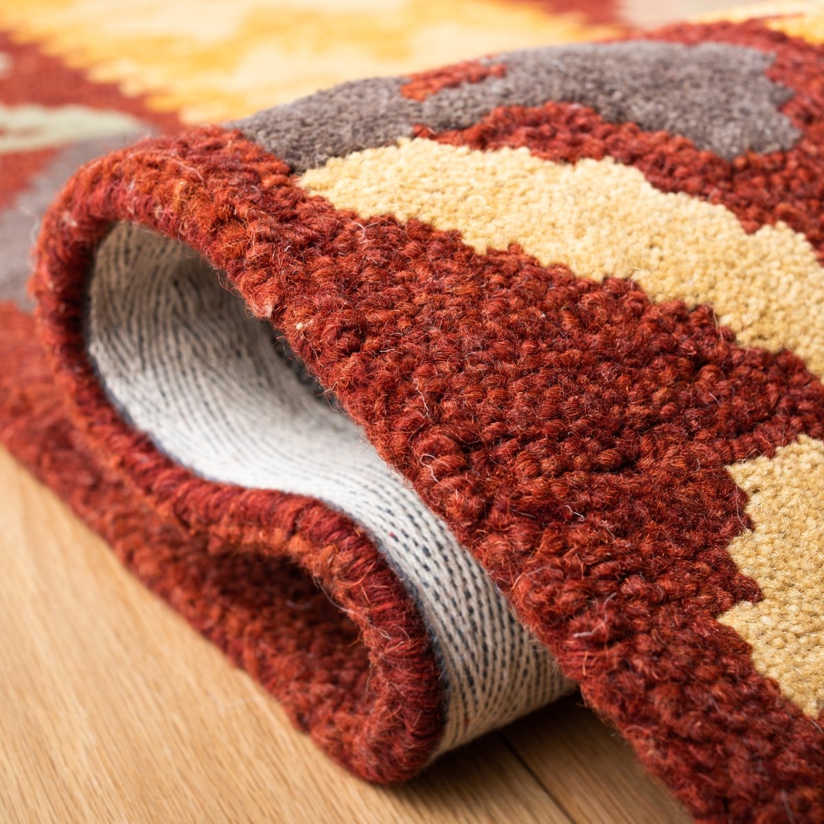 Safavieh Aspen Apn403Q Red/Gold Rugs.