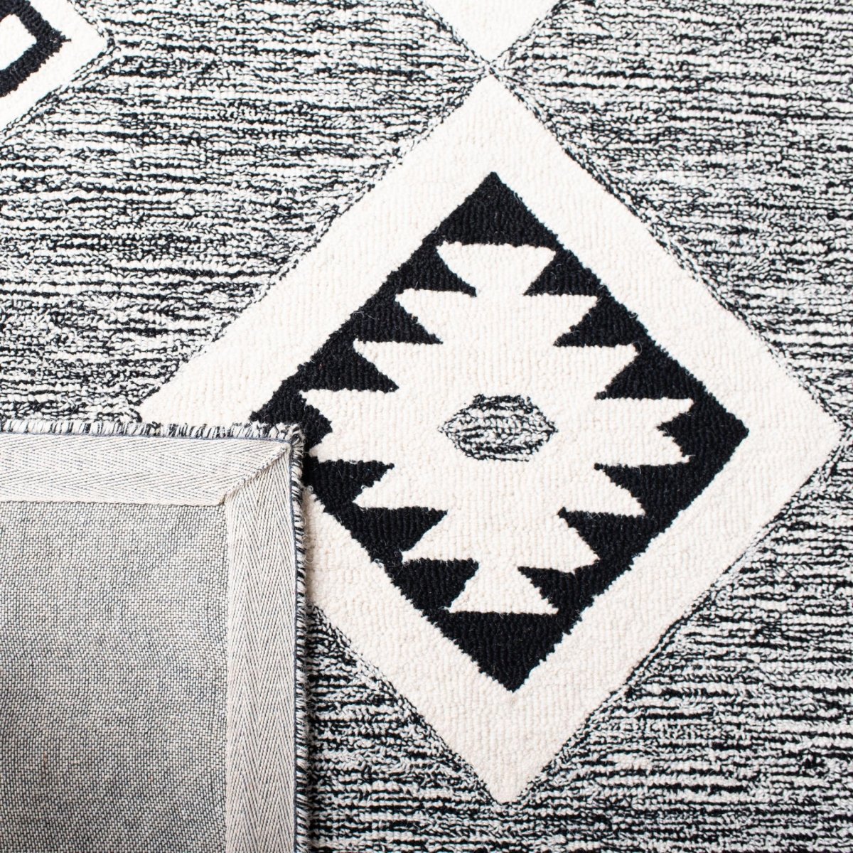 Safavieh Aspen Apn814Z Black/Ivory Rug.
