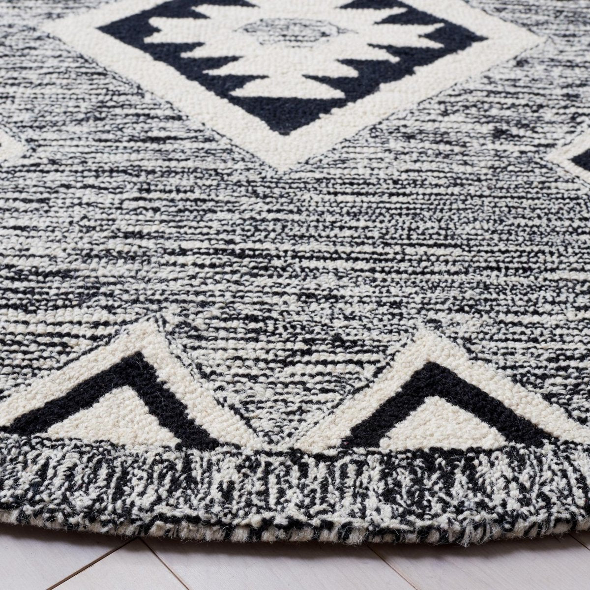 Safavieh Aspen Apn814Z Black/Ivory Rug.