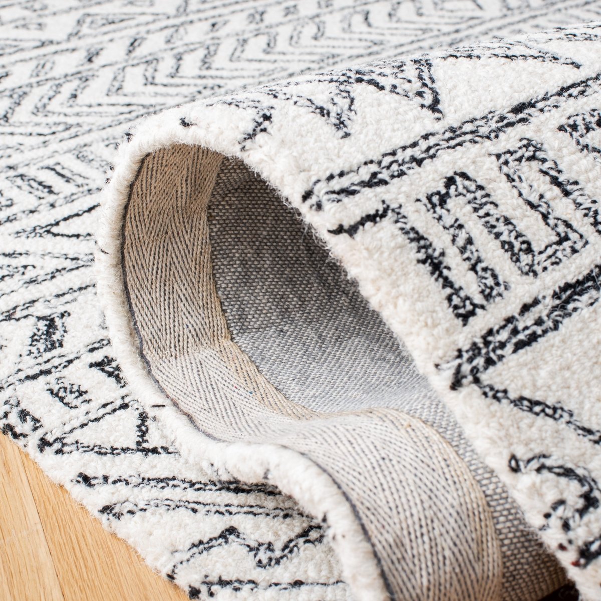 Safavieh Aspen Apn821A Ivory/Black Rug.