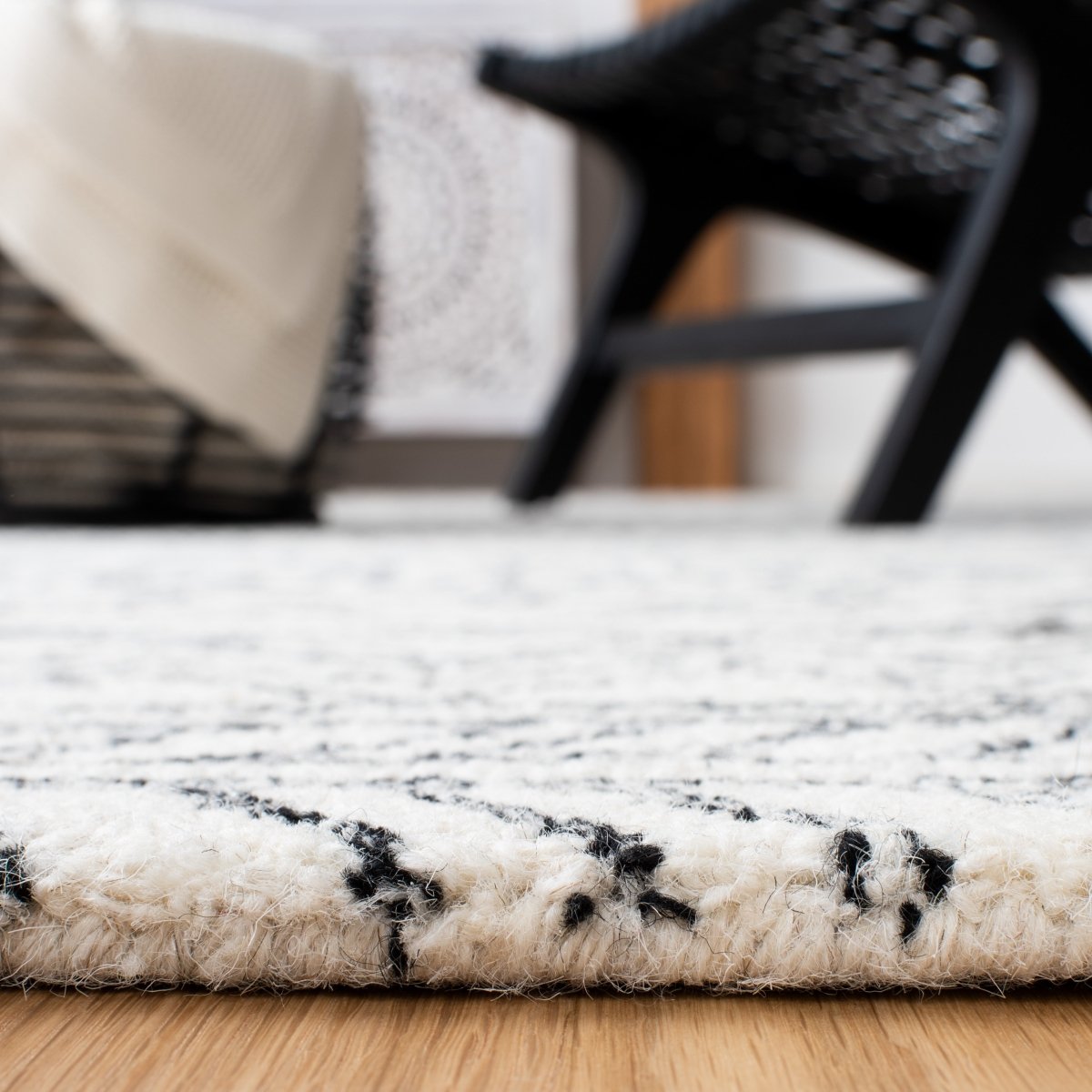 Safavieh Aspen Apn821A Ivory/Black Rug.