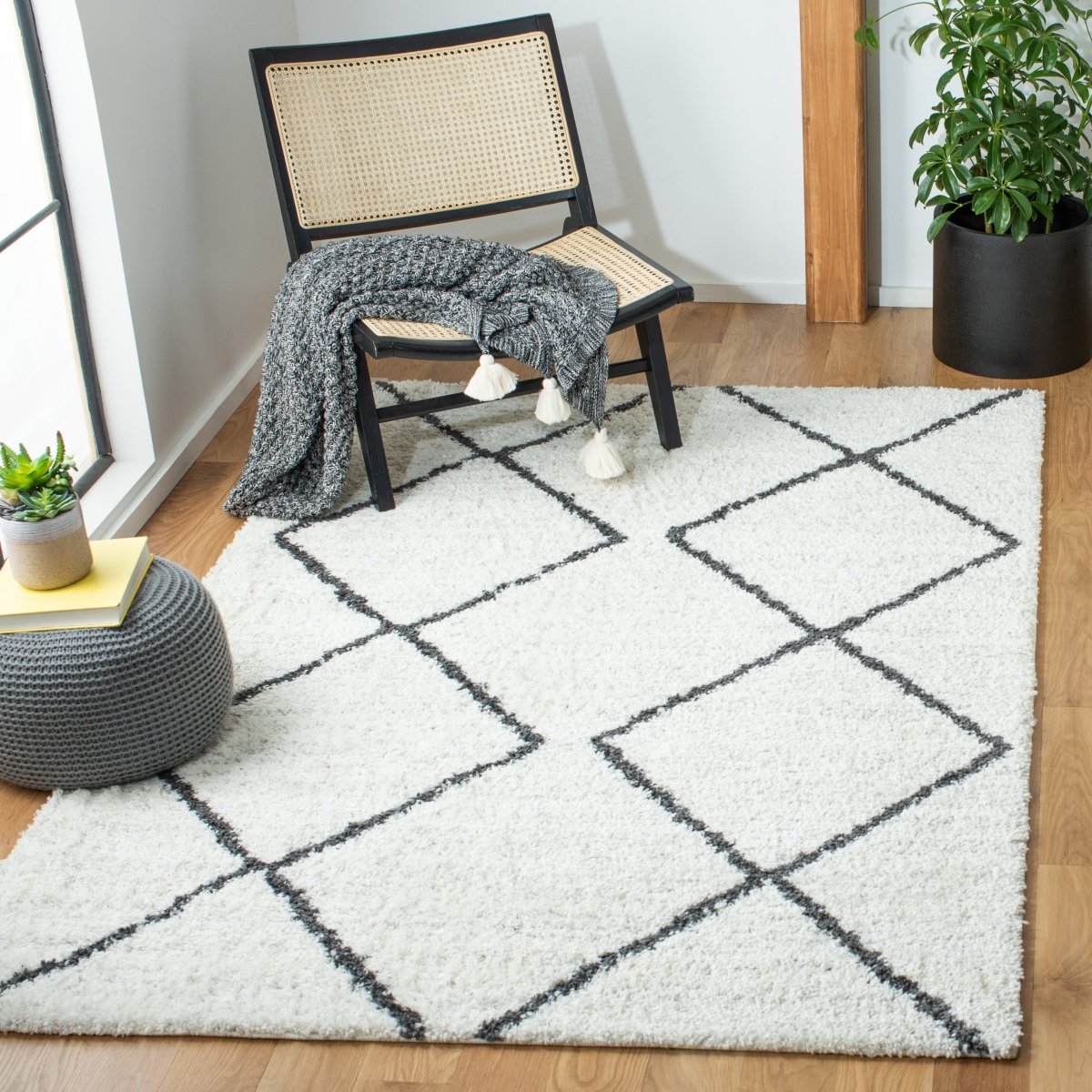 Safavieh August Shag Aug572A Ivory/Black Rugs.