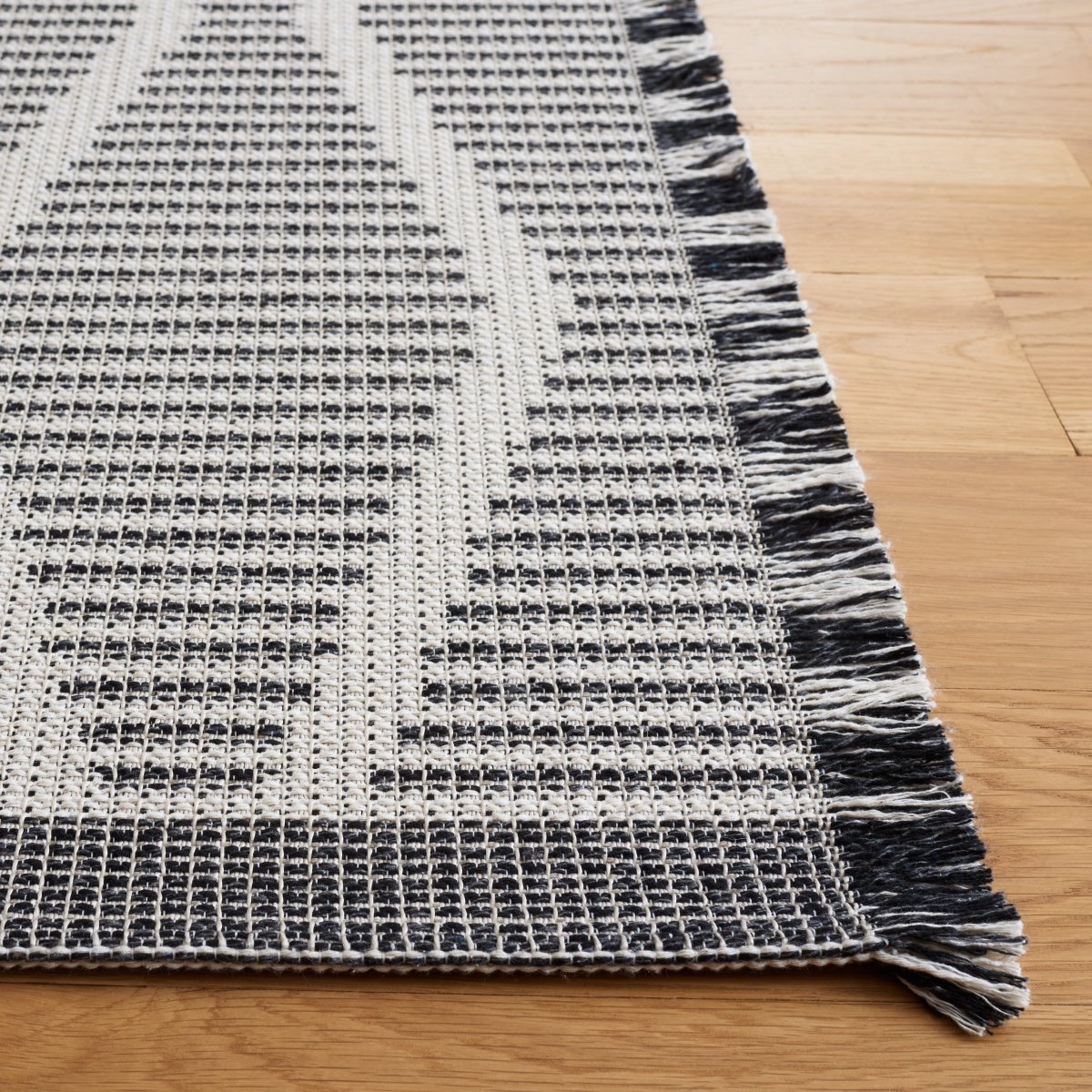 Safavieh Augustine Agt503Z Ivory/Black Rug.