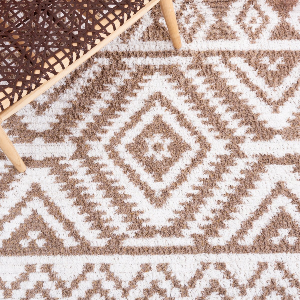 Safavieh Augustine Agt849E Taupe/Ivory Rug.
