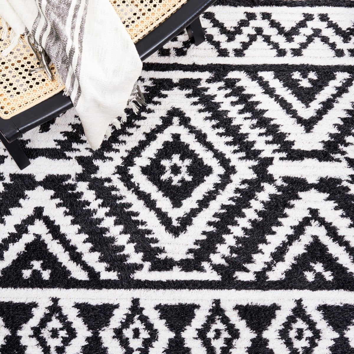 Safavieh Augustine Agt849Z Black/Ivory Rug.