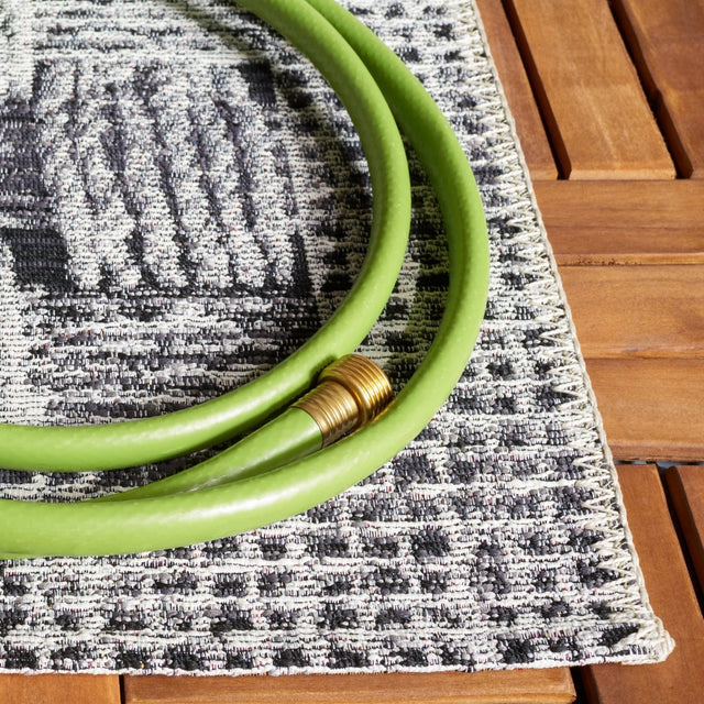 Safavieh Barbados Bar557Z Black/Ivory Rug.