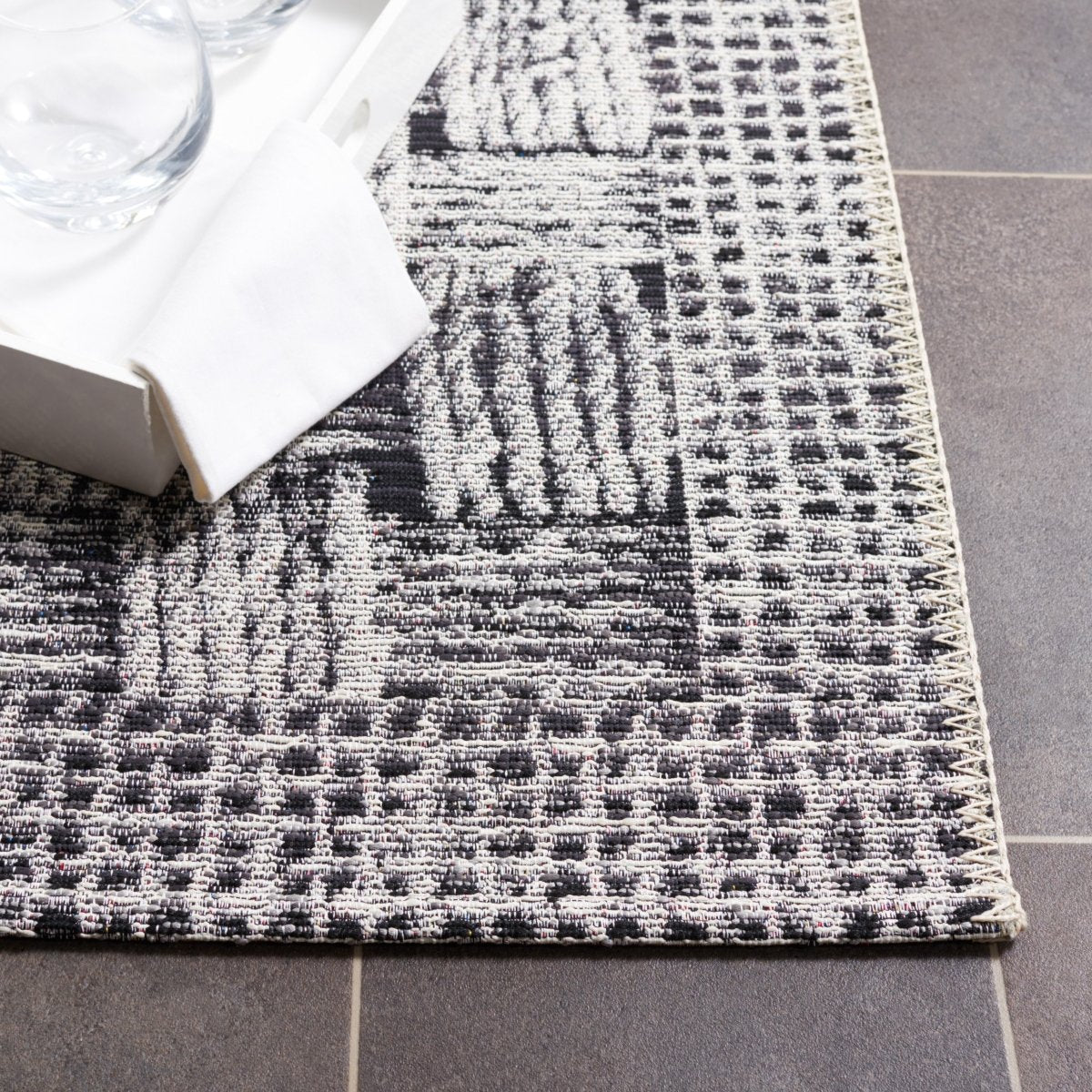 Safavieh Barbados Bar557Z Black/Ivory Rug.