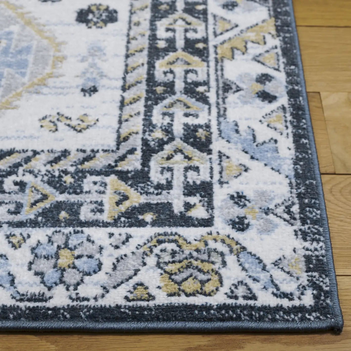 Safavieh Bayside 4'-0" x 6'-0" Rug in Blue / Navy