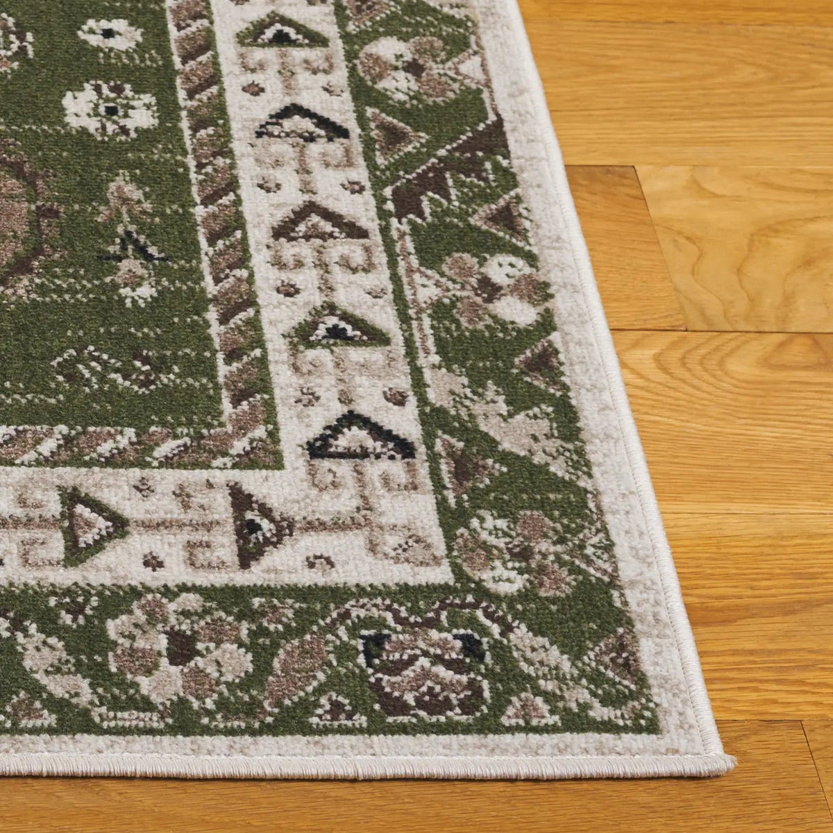 Safavieh Bayside 4'-0" x 6'-0" Rug in Green / Beige