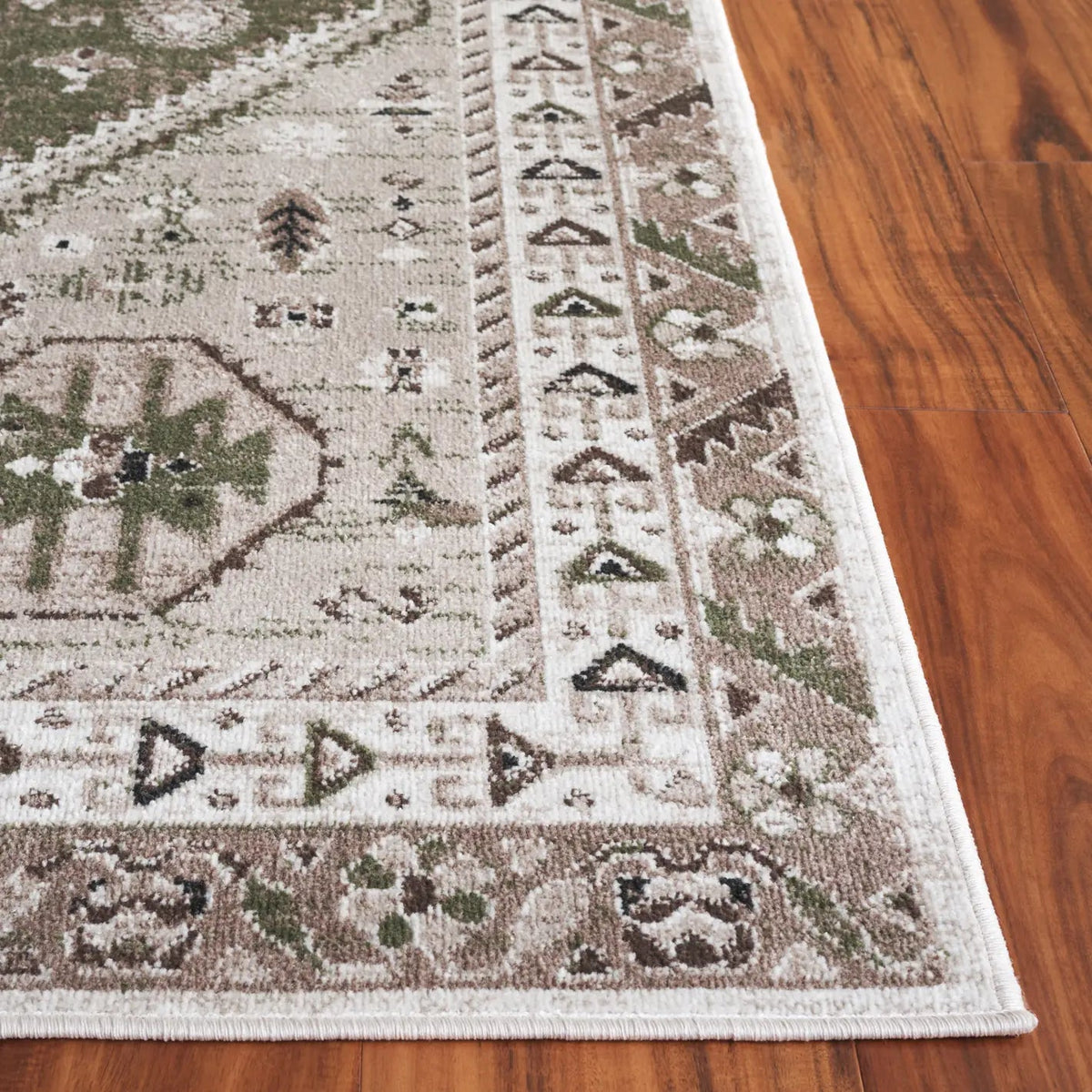 Safavieh Bayside 4'-0" x 6'-0" Rug in Green / Ivory