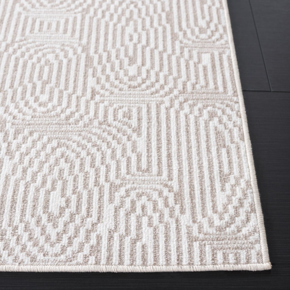 Safavieh Bayside Bay136T Ivory/Light Brown Rug.