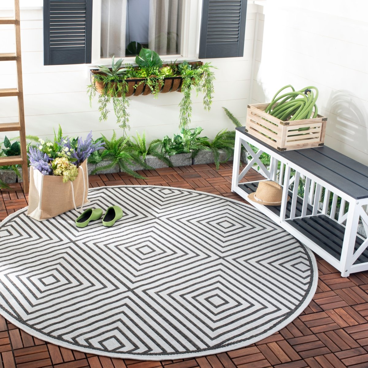 Safavieh Beach House Bhs123A Light Grey/Charcoal Rug.