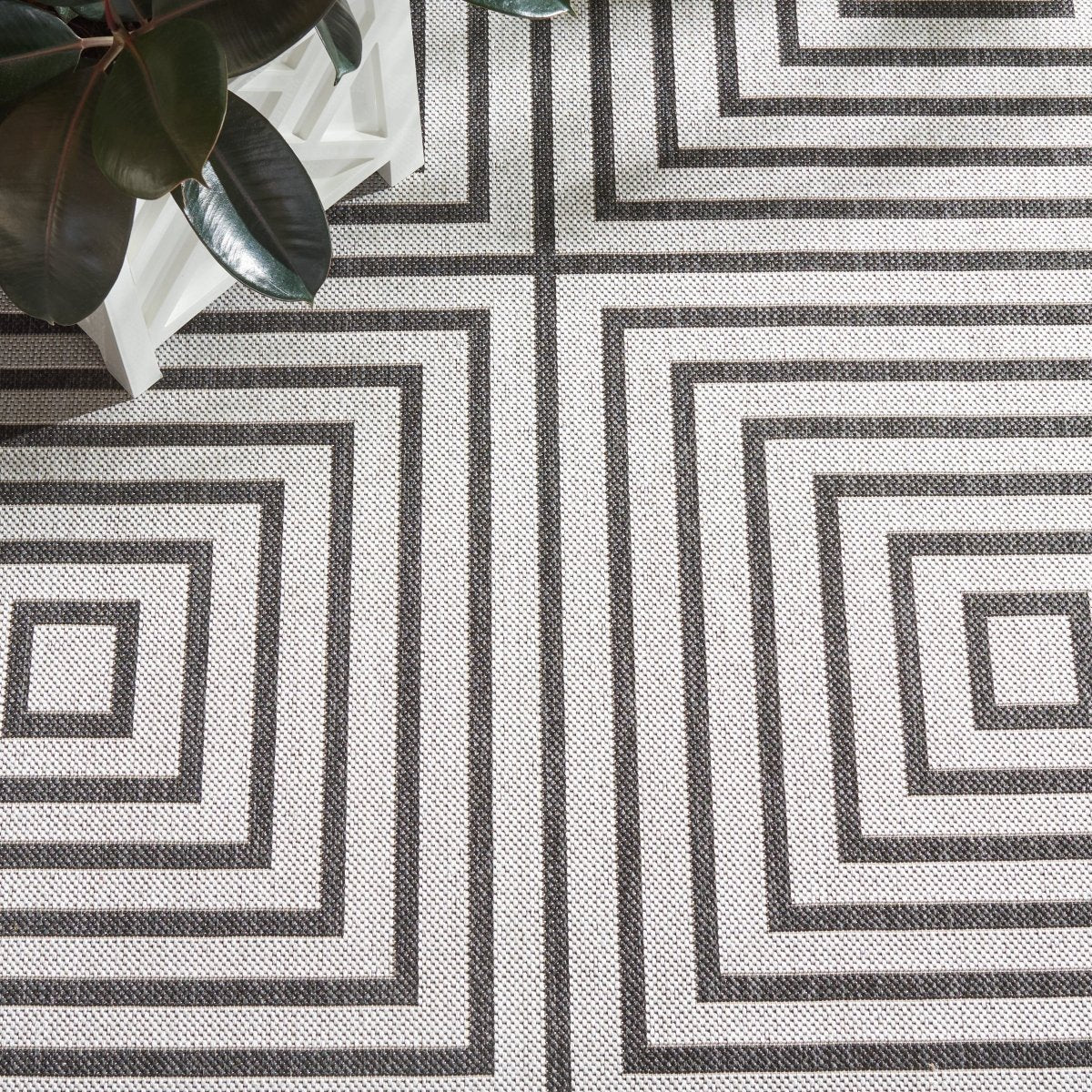 Safavieh Beach House Bhs123A Light Grey/Charcoal Rug.