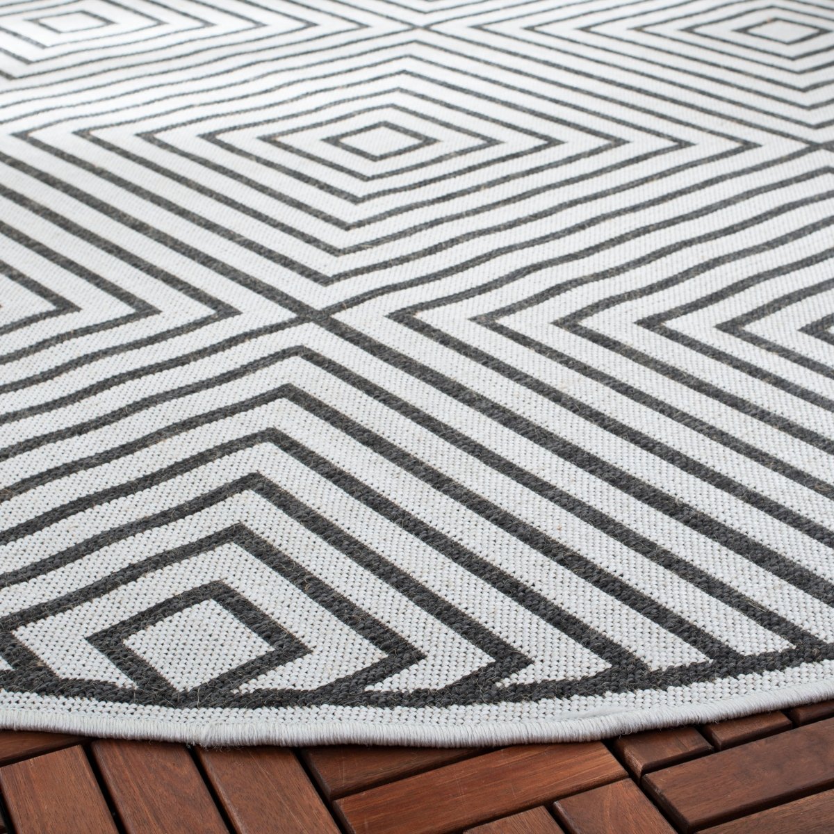 Safavieh Beach House Bhs123A Light Grey/Charcoal Rug.