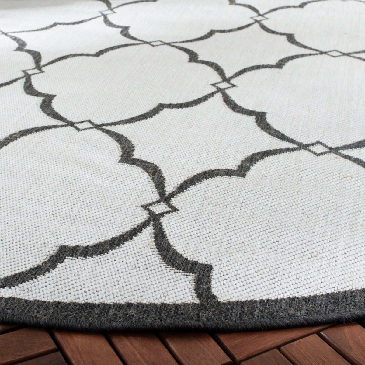 Safavieh Beach House Bhs125A Light Grey/Charcoal Rug.