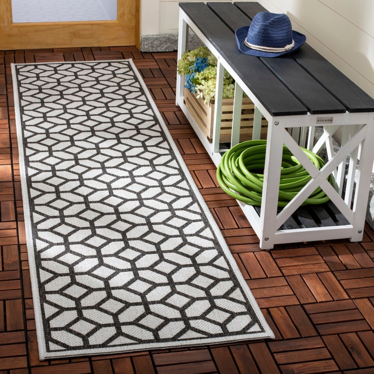 Safavieh Beach House Bhs127A Light Grey/Charcoal Rug.